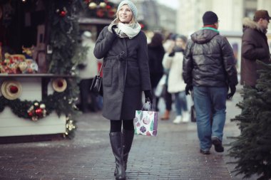 Alışveriş çantalı genç kadın.