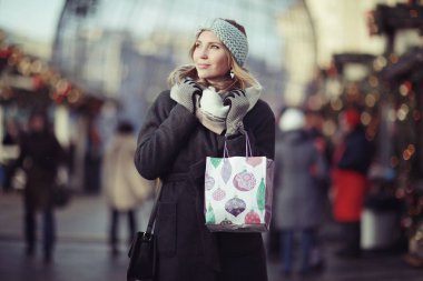 Alışveriş çantalı genç kadın.