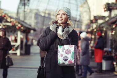 Gülümseyen genç kadın