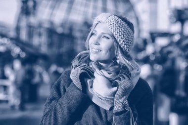 Gülümseyen genç kadın