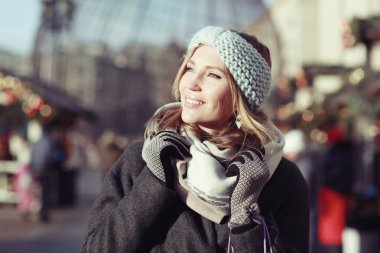 Gülümseyen genç kadın