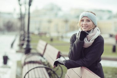 genç kadın tezgah poz