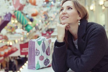 Alışveriş çantalı kadın.