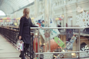 alışveriş merkezinde kadın 