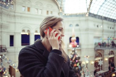 Kadın cep telefonuyla konuşuyor.