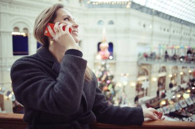 Kadın cep telefonuyla konuşuyor.