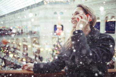 Kadın cep telefonuyla konuşuyor.