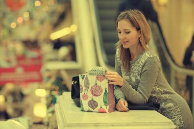 alışveriş merkezinde kadın 