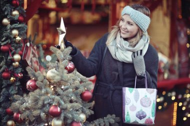Genç kadın Noel pazarı  