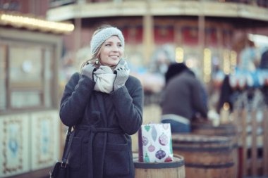 Kışın giyinmiş genç bir kadın.