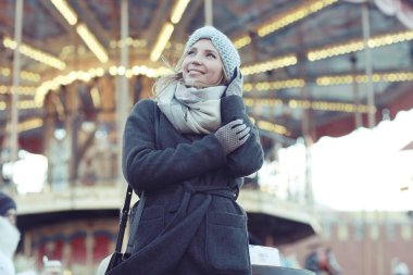 Kışın giyinmiş genç bir kadın.