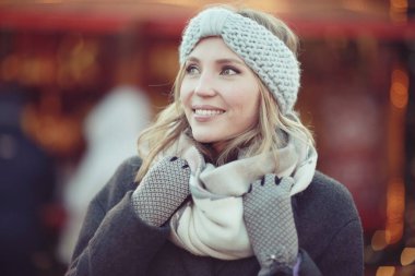 Gülümseyen genç kadın