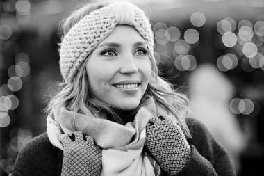 Gülümseyen genç kadın