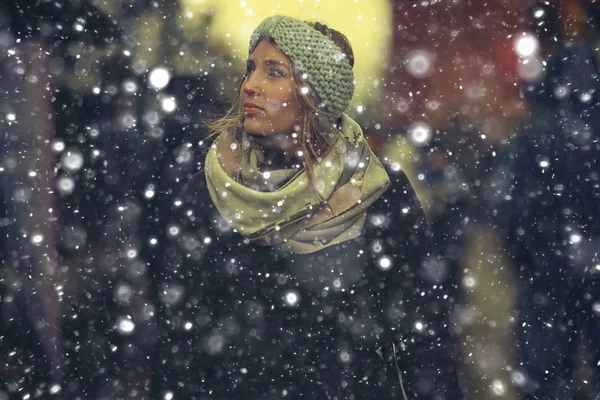 Mujer joven en ropa de invierno —  Fotos de Stock