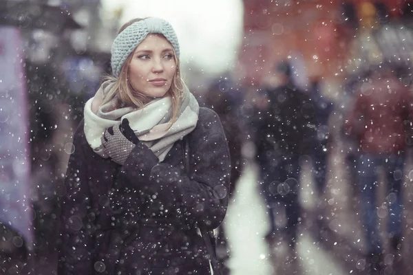 Kışın giyinmiş genç bir kadın. — Stok fotoğraf