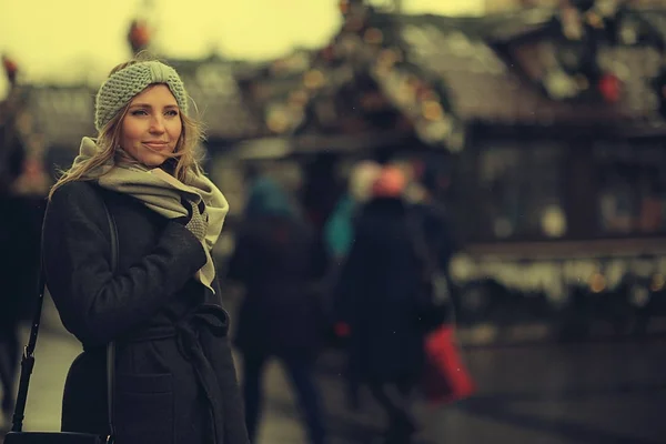 Jeune femme en vêtements d'hiver — Photo