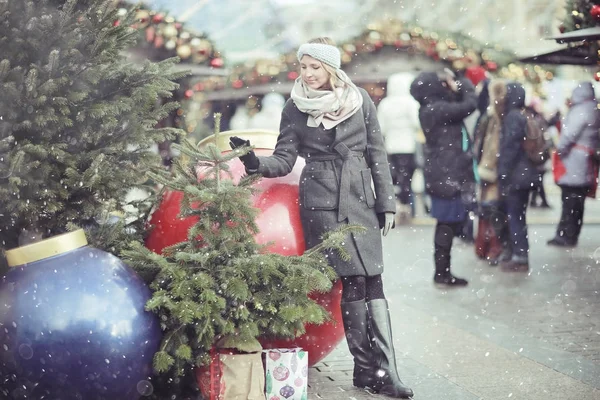 Ung kvinna på julmarknad — Stockfoto