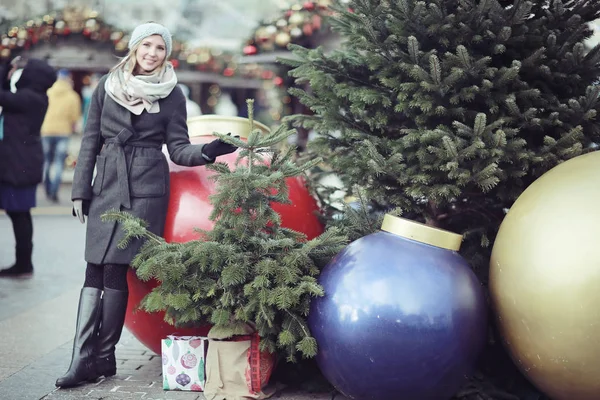 Mujer joven en el mercado de Navidad — Foto de Stock