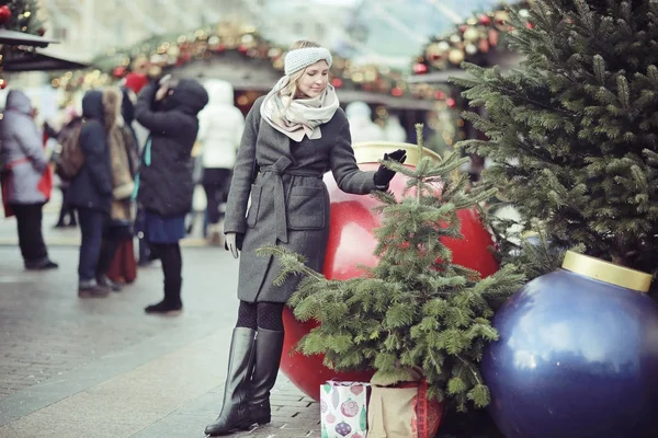 Jovem mulher no mercado de Natal — Fotografia de Stock