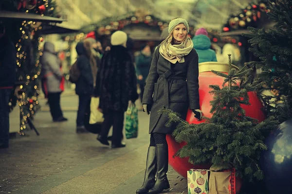 Jovem mulher no mercado de Natal — Fotografia de Stock