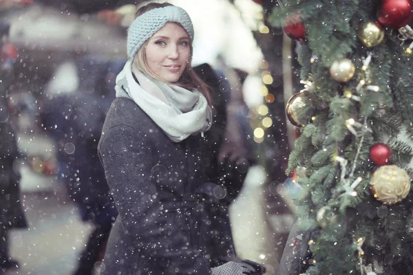 Junge Frau auf Weihnachtsmarkt — Stockfoto