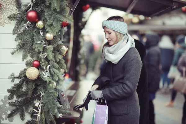 Молода жінка на Різдвяний ярмарок — стокове фото