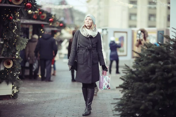 Ung kvinna på julmarknad — Stockfoto