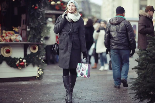 Alışveriş çantalı genç kadın.