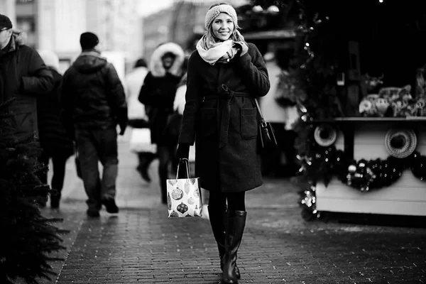 Young woman with shopping bag — Stock Photo, Image