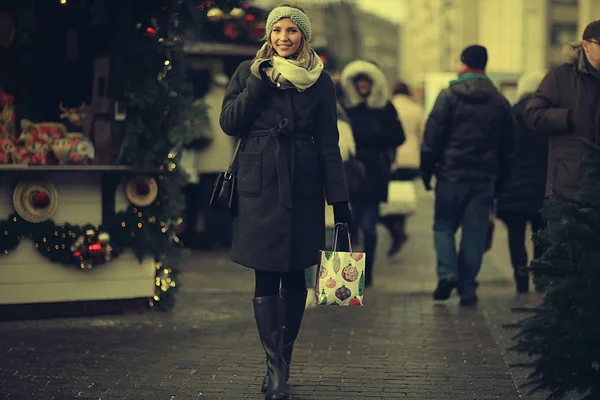 Alışveriş çantalı genç kadın.