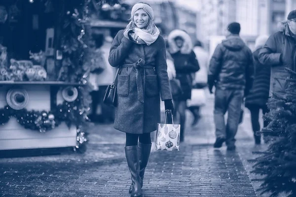 Ung kvinna i vinterstaden — Stockfoto