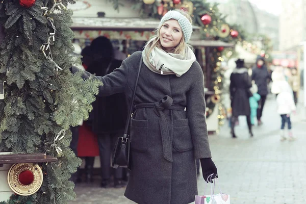 Mladá žena na vánoční trh — Stock fotografie