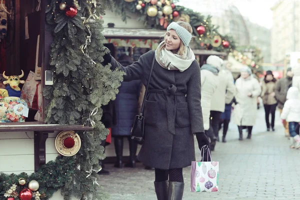 Mujer joven en el mercado de Navidad — Foto de Stock