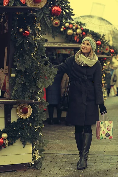 Jovem mulher no mercado de Natal — Fotografia de Stock