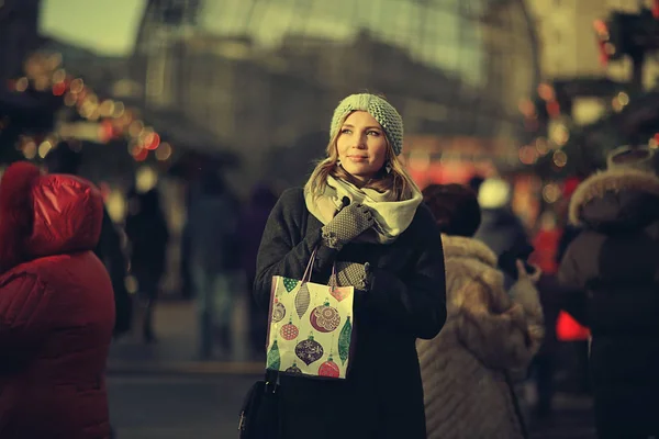 Mladá žena s nákupní taškou — Stock fotografie