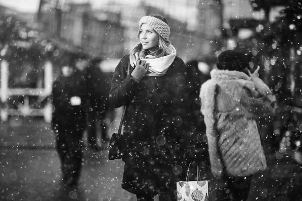 冬服の若い女性が — ストック写真