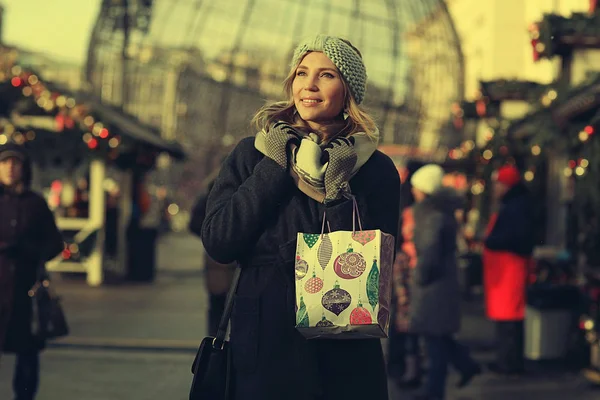Молодая женщина с сумкой — стоковое фото