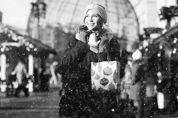 Gülümseyen genç kadın