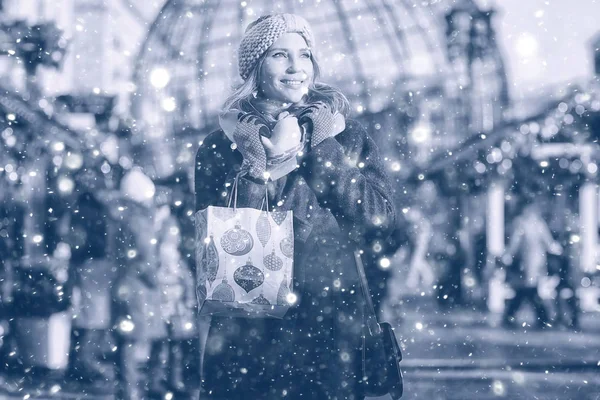 Gülümseyen genç kadın