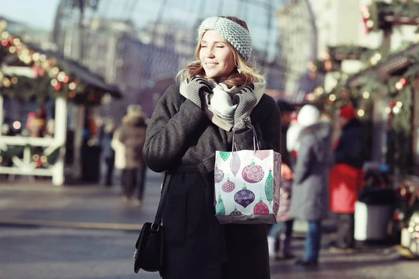 Gülümseyen genç kadın