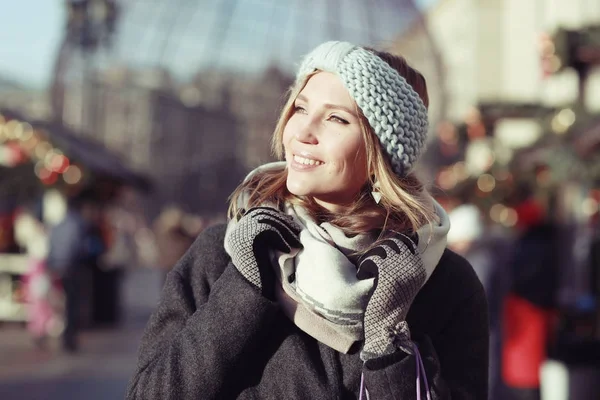 Gülümseyen genç kadın