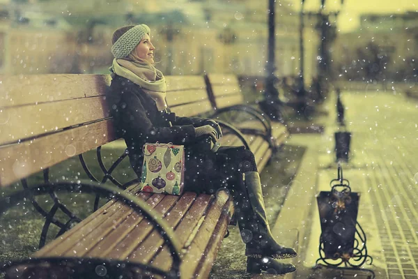 Giovane donna seduta sulla panchina — Foto Stock