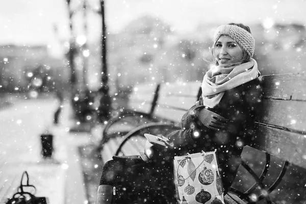 Genç kadın bankta oturuyor.