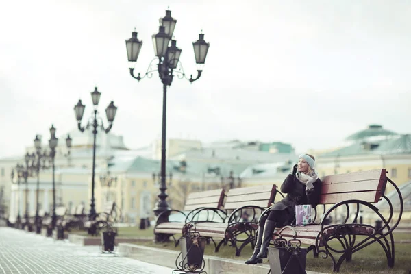 Giovane donna seduta sulla panchina — Foto Stock