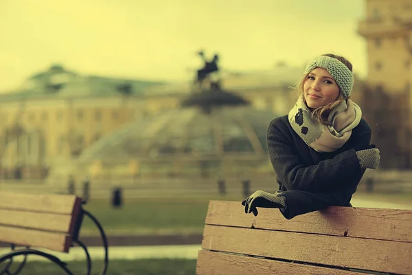 Giovane donna posa vicino panchina — Foto Stock
