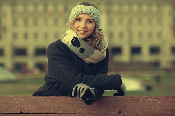 Gülümseyen genç kadın