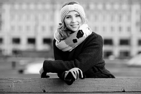 Молодая женщина в зимнем городе — стоковое фото