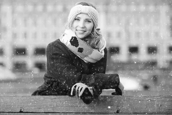 Gülümseyen genç kadın