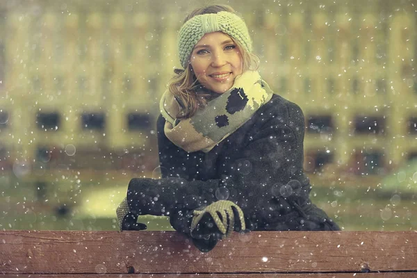 Gülümseyen genç kadın