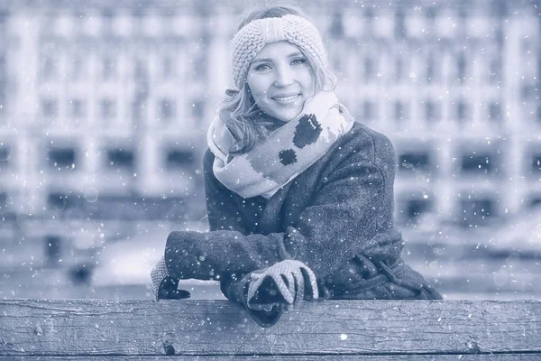 Gülümseyen genç kadın